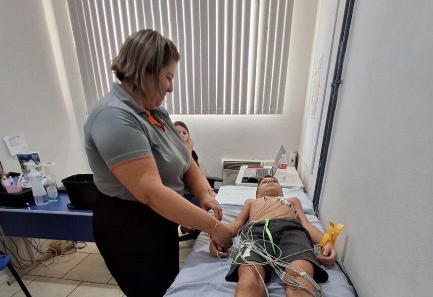 secretarias-de-saude-e-educacao-realizam-exames-de-eletrocardiograma-para-alunos-da-escolinha-de-futebol