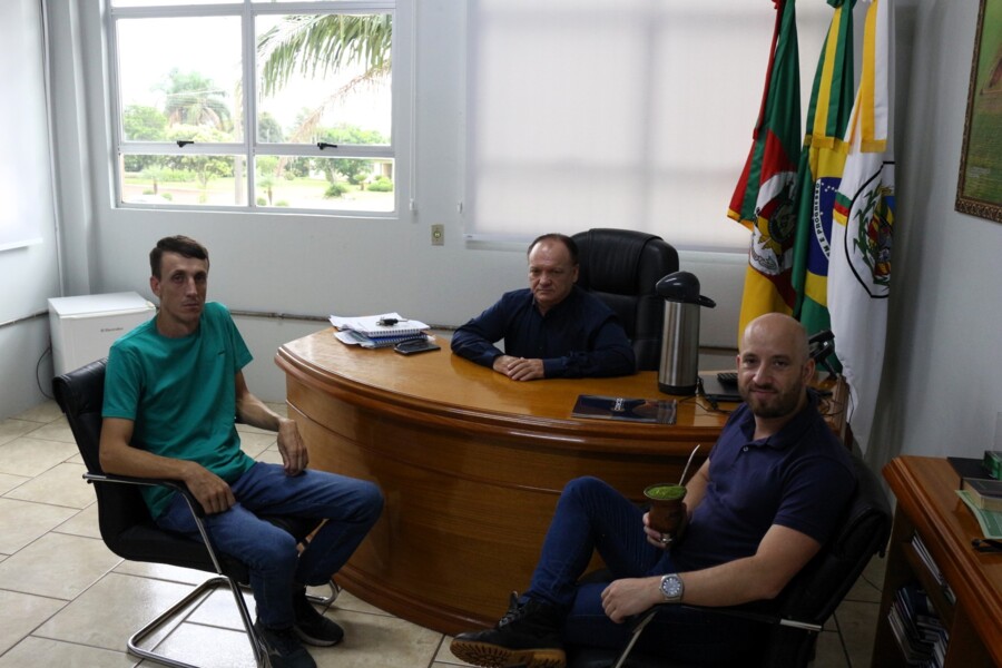 prefeito-gilmar-bellini-recebe-convite-para-o-lancamento-da-festa-do-colono-motorista-2025