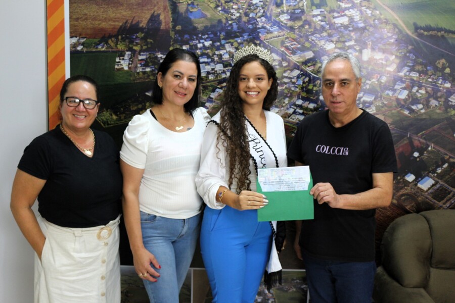 1-princesa-de-campos-borges-visita-a-prefeitura-e-convida-para-a-troca-da-corte