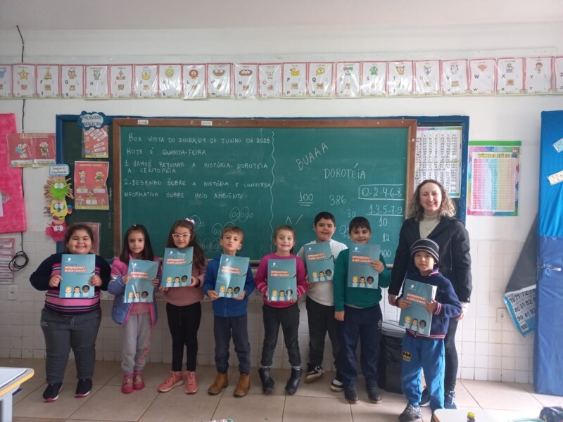 distribuicao-de-livros-do-programa-educacao-fiscal-na-escola-brasilina-abreu-terra