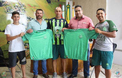 prefeito-cleber-trenhago-e-o-vice-prefeito-paulo-cezar-recebem-os-integrantes-da-escolinha-chapecoense