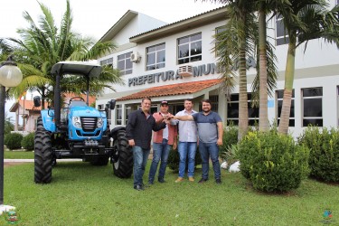 secretaria-municipal-de-agricultura-recebe-novo-trator